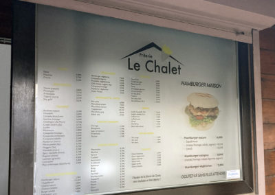 Pose d'un stickers adhésif sur vitrine pour la friterie "Le chalet" à Habay !