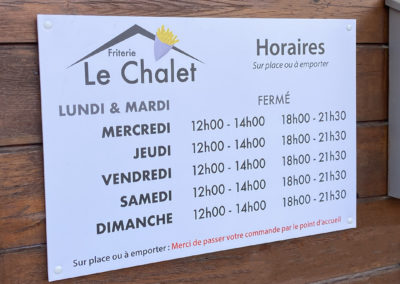 Plaque Forex perforé attachée sur un mur
