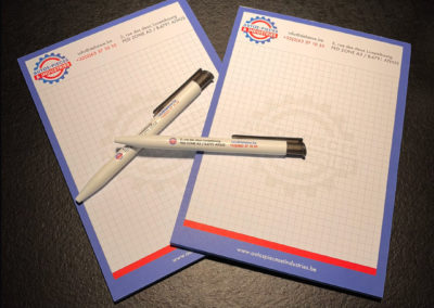 Blocs notes et stylos posés